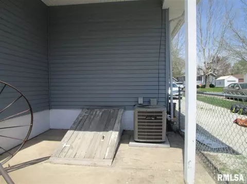 860 E Locust St, Canton, IL 61520 photo 22