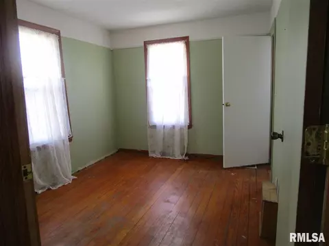 860 E Locust St, Canton, IL 61520 photo 5