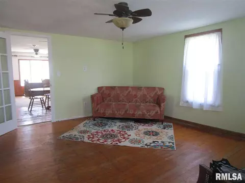 860 E Locust St, Canton, IL 61520 photo 3