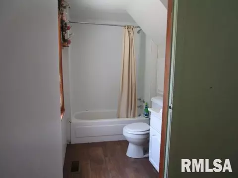 860 E Locust St, Canton, IL 61520 photo 6