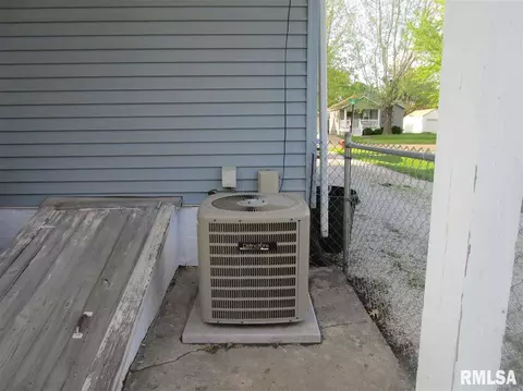 860 E Locust St, Canton, IL 61520 photo 32