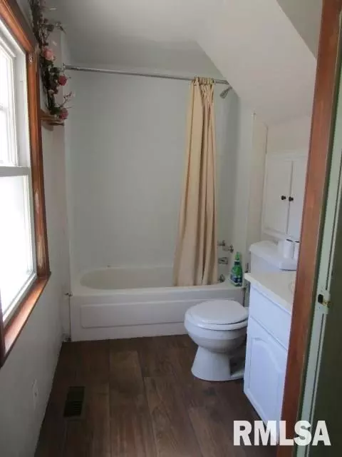 860 E Locust St, Canton, IL 61520 photo 7