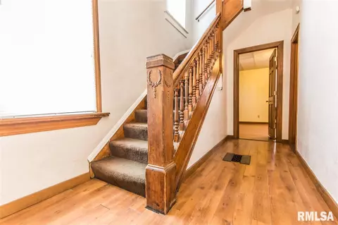 209 E Thrush Ave, Peoria, IL 61603 photo 6