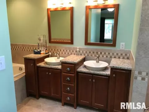 1207 Rebecca Ln, Macomb, IL 61455 photo 9