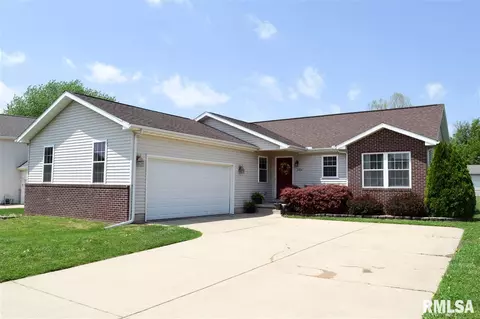 2104 Easter Ave, Pekin, IL 61554 photo 2