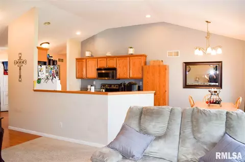 2104 Easter Ave, Pekin, IL 61554 photo 6