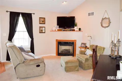 2104 Easter Ave, Pekin, IL 61554 photo 3