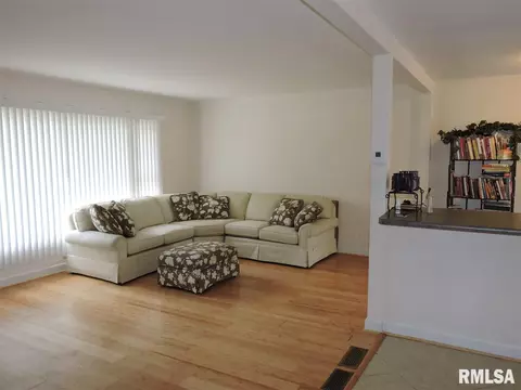 1303 Campusview, Macomb, IL 61455 photo 7