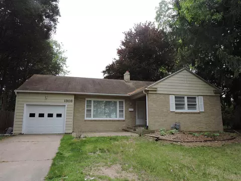 1303 Campusview, Macomb, IL 61455 photo 2