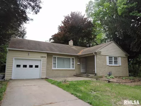 1303 Campusview, Macomb, IL 61455 photo 4