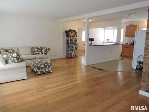 1303 Campusview, Macomb, IL 61455 photo 6