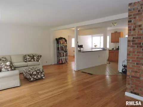 1303 Campusview, Macomb, IL 61455 photo 9