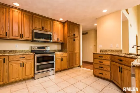 613 Mayfair Ct, Germantown Hills, IL 61548 photo 10