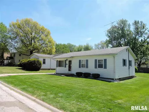 409 W Chase St, Macomb, IL 61455 photo 2