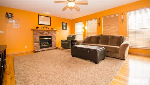 103 Seth Ct, Germantown Hills, IL 61548 photo 2