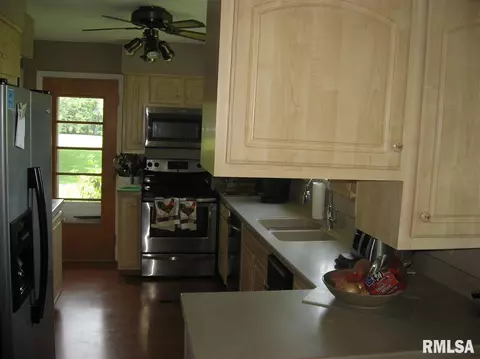 414 E Main St, Industry, IL 61440 photo 10