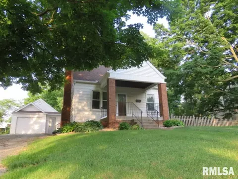109 S Hamilton St, Eureka, IL 61530 photo 2