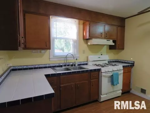 109 S Hamilton St, Eureka, IL 61530 photo 4