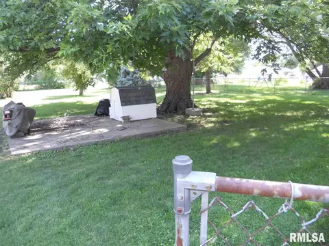 1214 E Locust, Canton, IL 61520 photo 4
