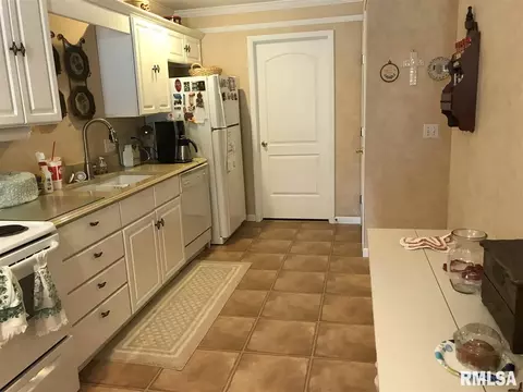 410 Pinecrest Dr, Macomb, IL 61455 photo 5