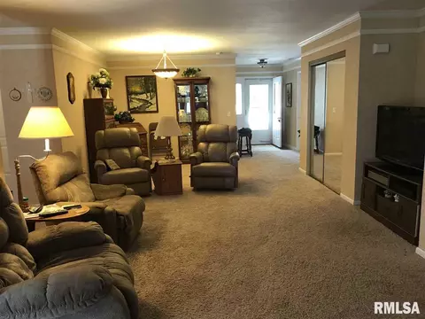 410 Pinecrest Dr, Macomb, IL 61455 photo 2