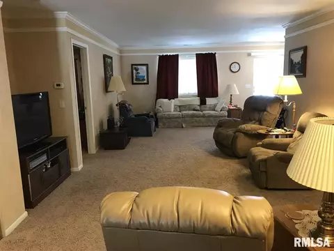 410 Pinecrest Dr, Macomb, IL 61455 photo 3