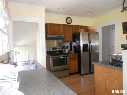 425 S Madison St, Macomb, IL 61455 photo 7