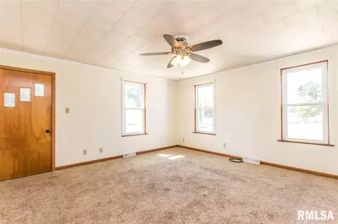113 E Mill St, Roanoke, IL 61561 photo 6