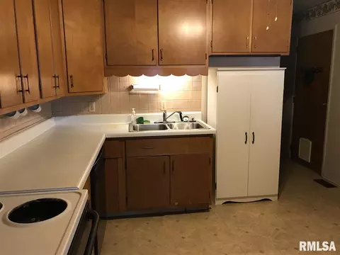 447 Summers Dr, Macomb, IL 61455 photo 4