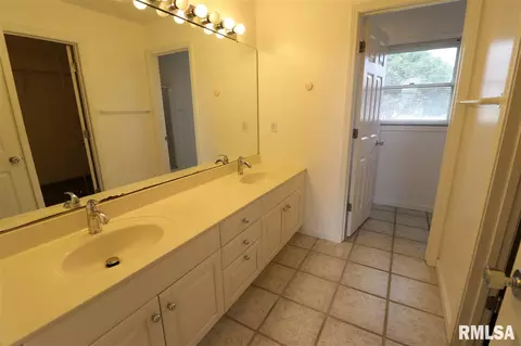 3517 W Brenwick Dr, Peoria, IL 61614 photo 9