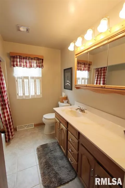 705 Devonshire Rd, Washington, IL 61571 photo 11