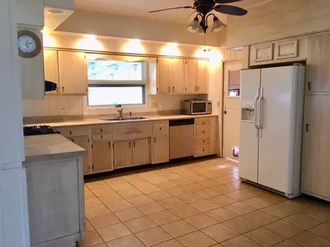 178 W Maple St, Canton, IL 61520 photo 11