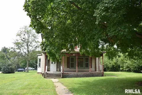 611 S Cedar St, Delavan, IL 61734 photo 2