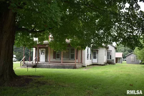 611 S Cedar St, Delavan, IL 61734 photo 3
