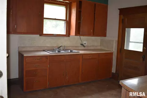 611 S Cedar St, Delavan, IL 61734 photo 17