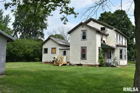 611 S Cedar St, Delavan, IL 61734 photo 4