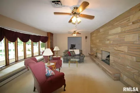 301 E Leo St, Eureka, IL 61530 photo 11