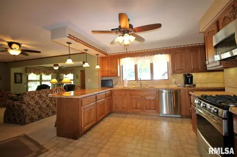 301 E Leo St, Eureka, IL 61530 photo 15