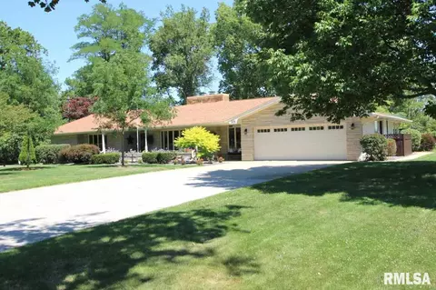 301 E Leo St, Eureka, IL 61530 photo 2