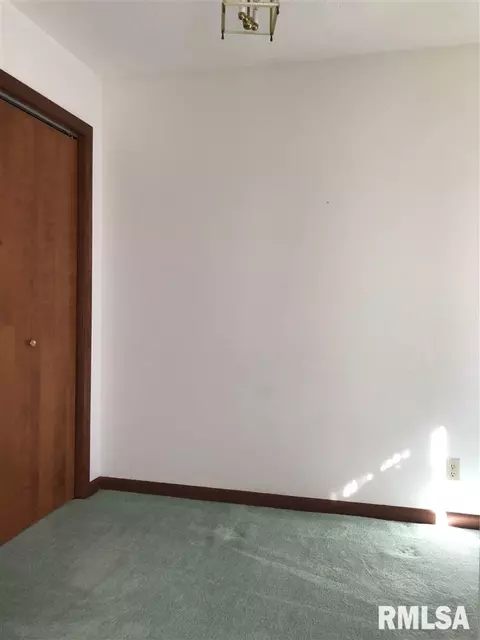 724 E Franklin St, Macomb, IL 61455 photo 2