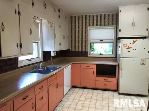 310 E 5th St, Gridley, IL 61744 photo 11