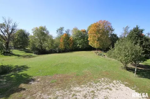 704 Keeling Ct, Canton, IL 61520 photo 4