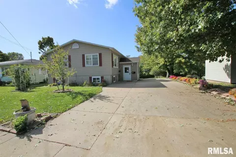 704 Keeling Ct, Canton, IL 61520 photo 2