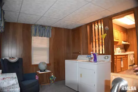1092 E Ash St, Canton, IL 61520 photo 8