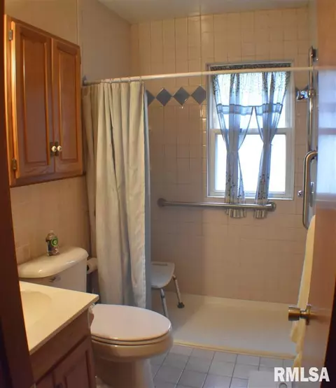 1092 E Ash St, Canton, IL 61520 photo 14