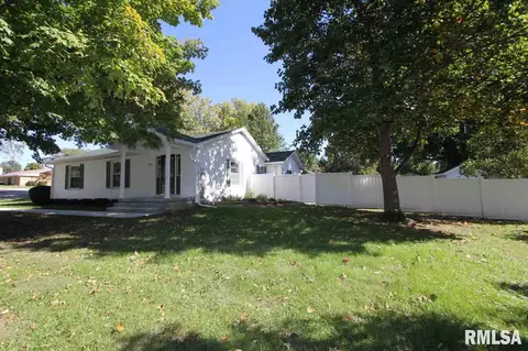 207 N Locust St, Delavan, IL 61734 photo 2