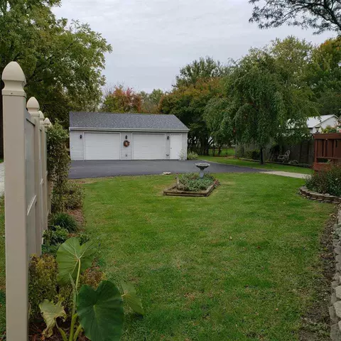 936 Elm St, Canton, IL 61520 photo 2