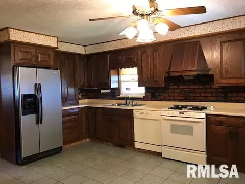 200 W Gilman, Secor, IL 61771 photo 2