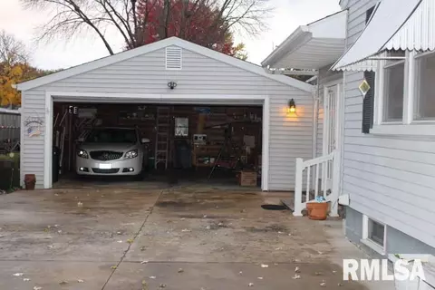 1094 E Ash, Canton, IL 61520 photo 2