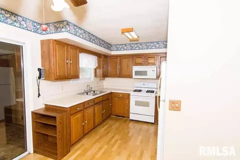 2004 Lighter St, Pekin, IL 61554 photo 13